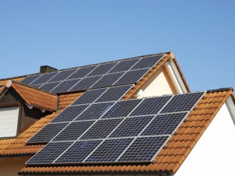 L'installation de panneaux solaires est une solution pour rendre une nouvelle maison passive.
