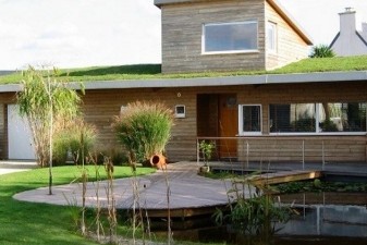 maison écologique avec toiture végétalisée